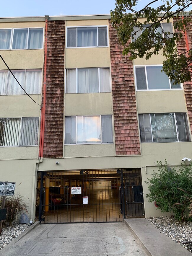 Building Photo - 455 Crescent St