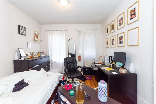 Building Photo - Amazing deal on a great BU three bed at Packards Corner