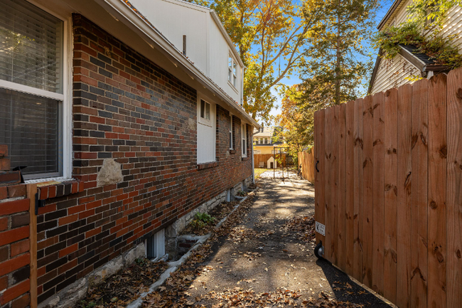 Building Photo - 1127 E 75th St