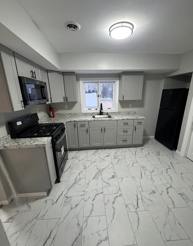 Building Photo - 27 Evans St