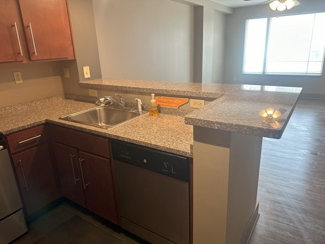 Building Photo - 1735 Lake Ave