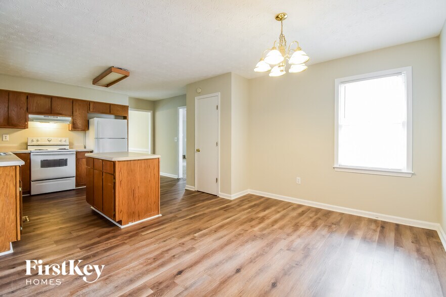 Building Photo - 1930 Fernwood Dr