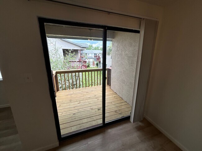 Building Photo - 2 Bedroom 2 1/2 bath in the Lakes Townhome...