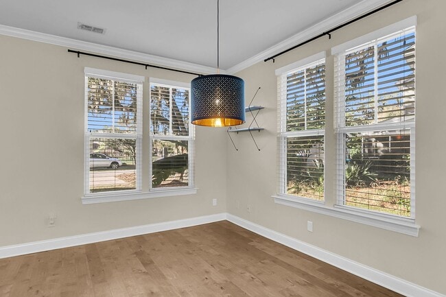 Building Photo - Stunning 3-Bed / 2.5-Bath Home in Park Cir...