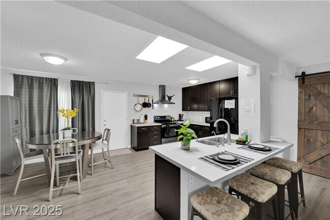 Building Photo - A Must See!! 5 bedroom 3.5 Bathroom home i...