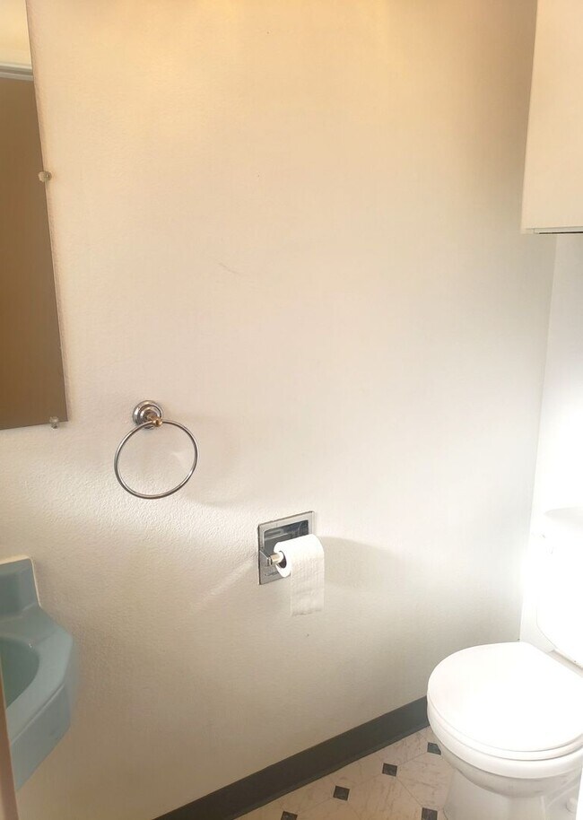 Building Photo - Charming Townhouse! Water Sewer and Garbage Included!