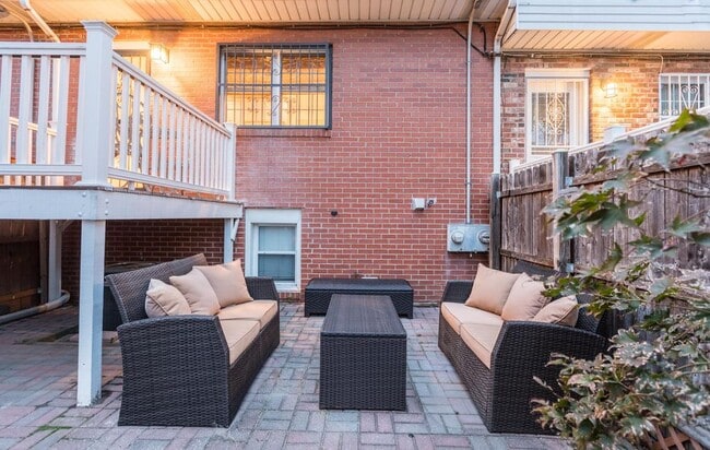 Building Photo - 366 Monmouth St