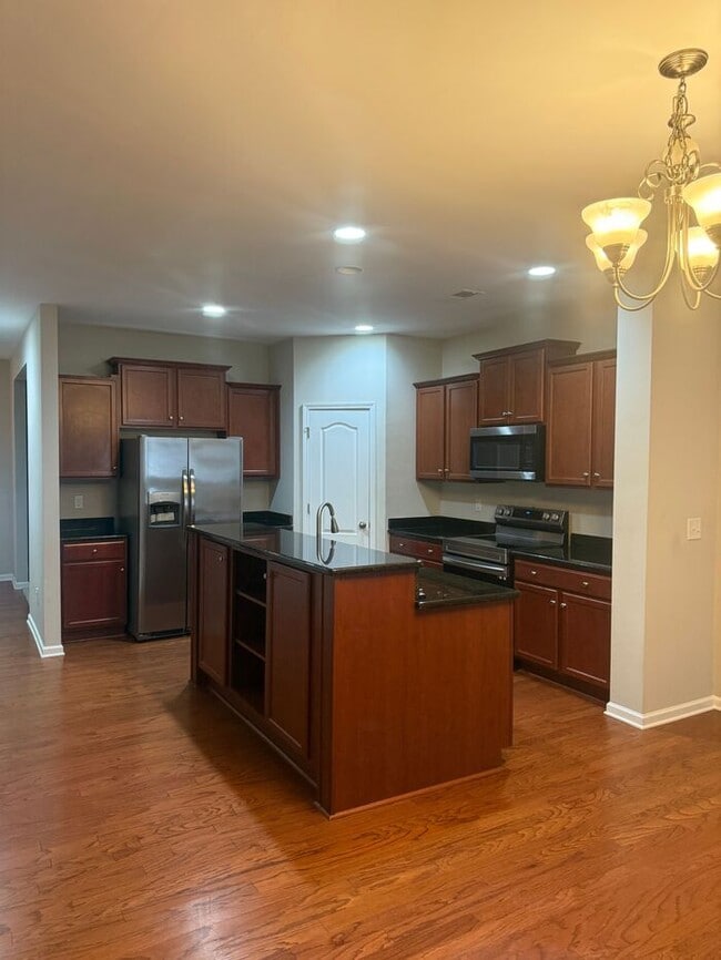 Building Photo - Charming 3-bedroom, 2-bath home located in...