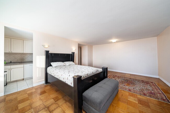 Building Photo - 6040 BLVD E