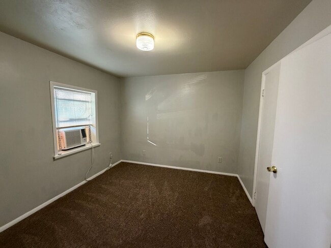 Building Photo - 1 bedroom 1 bath - downstairs