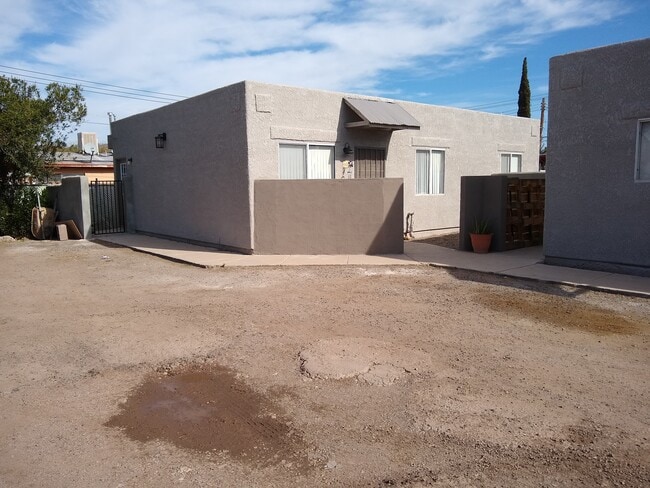 Primary Photo - 452 E Blacklidge Dr