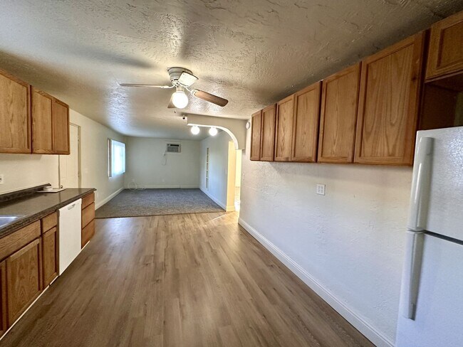 Building Photo - LARGE DOWNSTAIRS CORNER UNIT 2 BED 1 BATH ...