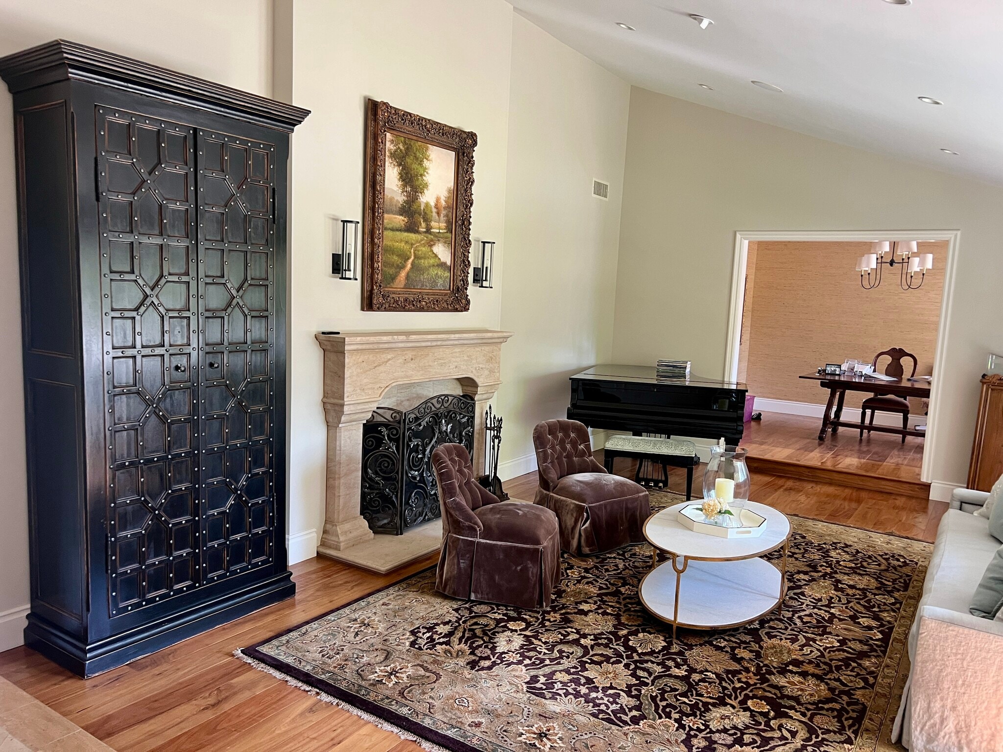 Living room with vaulted ceilings - 4703 Ferncreek Dr