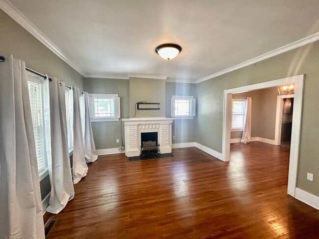 Building Photo - Absolutely stunning 1921 Craftsman style b...