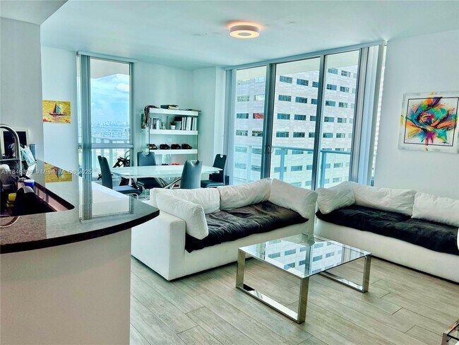 Primary Photo - 300 S Biscayne Blvd