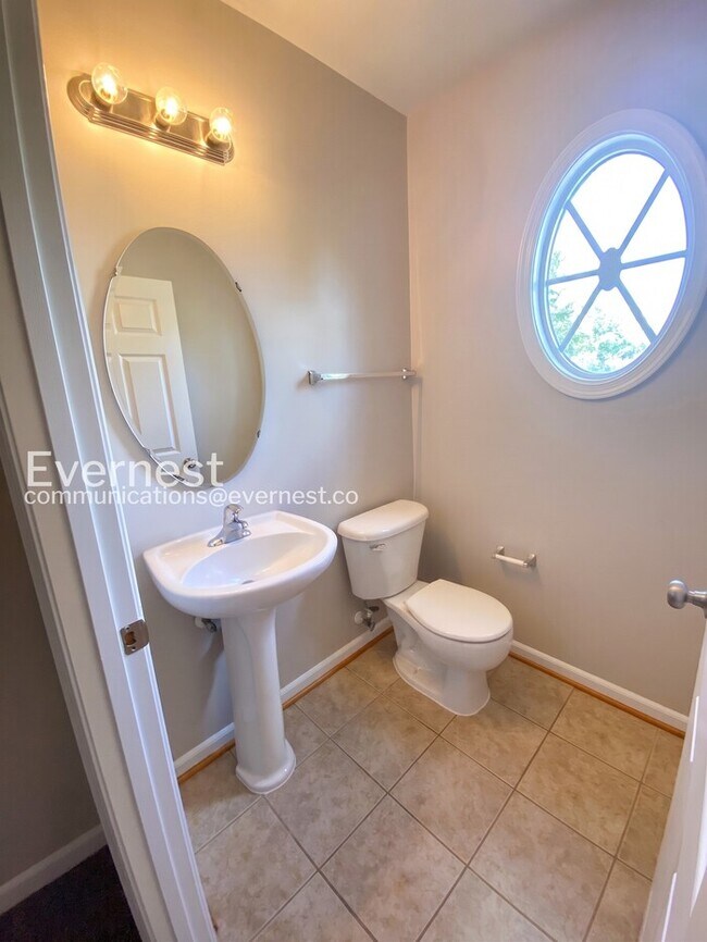 Building Photo - 3 Bed/3 Bath Townhome with Garage / Pet-Friendly / Available Soon!