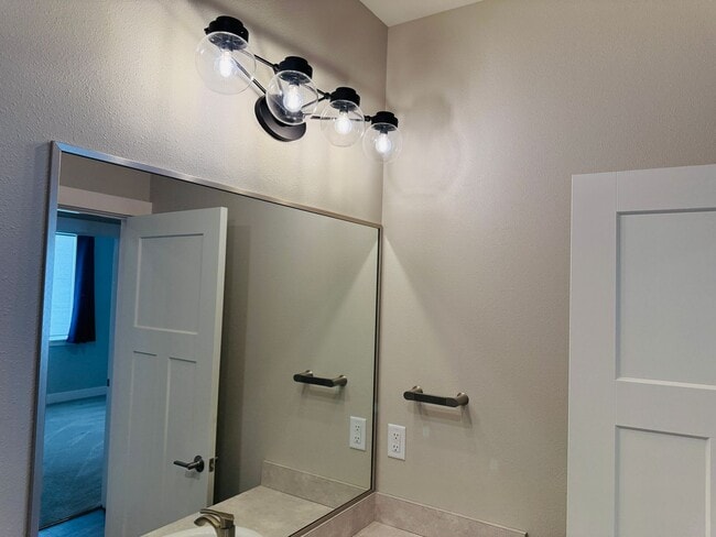 Building Photo - Gorgeous Townhome in Signal Peak (West End...