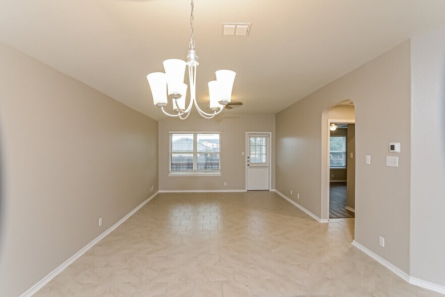 Building Photo - 8806 Double Oak