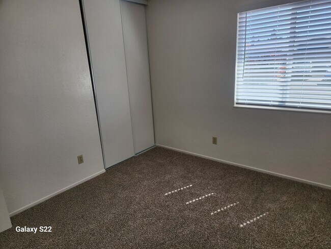 Building Photo - Bright and Cheery 4 bedroom, 2 bathroom ho...