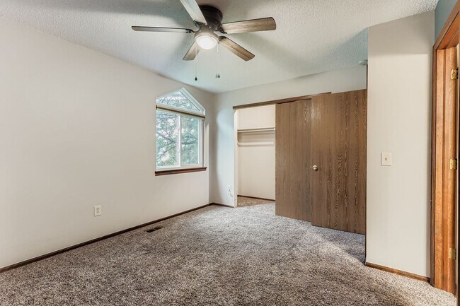 Building Photo - Wonderful 2BD/2.5BA Condo in Excellent Loc...