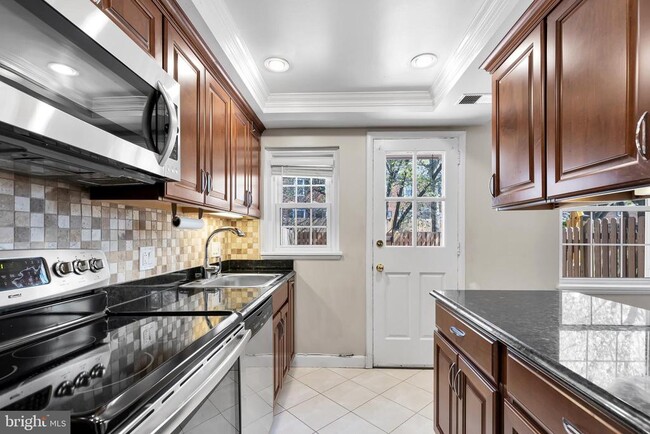 Building Photo - 3011 S Buchanan St