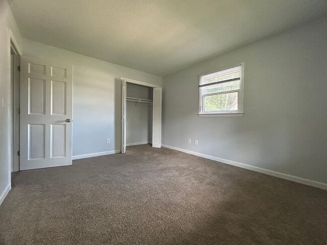 Building Photo - Large 4 bedroom 3 bathroom house in the he...