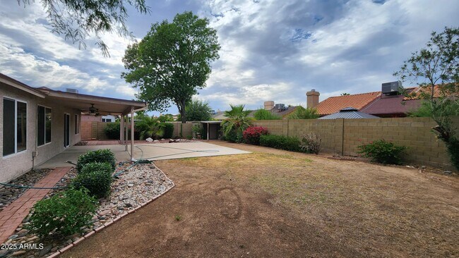Building Photo - 6126 W Paradise Ln