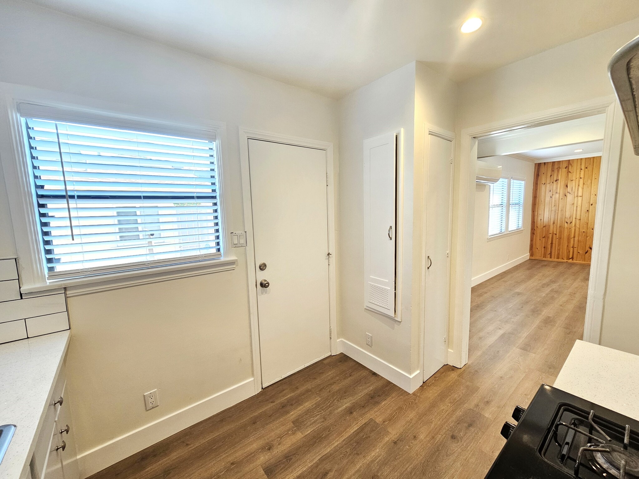 Building Photo - 1604 N Hollywood Way