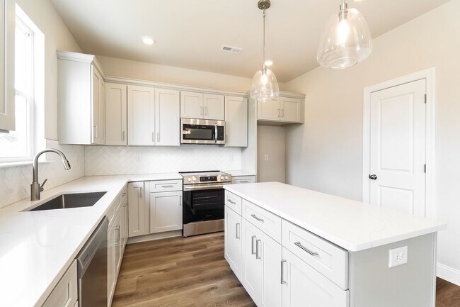 Building Photo - Beautiful 4BR 2.5BA Home w/ Full Appliance Kitchen • Garage Parking •