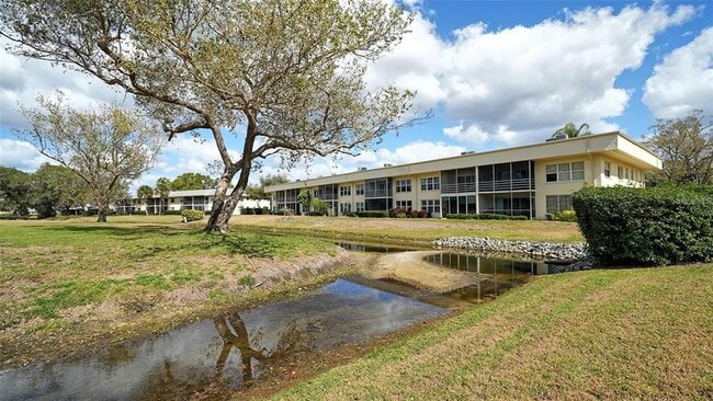 Building Photo - 7880 Palm Aire Ln