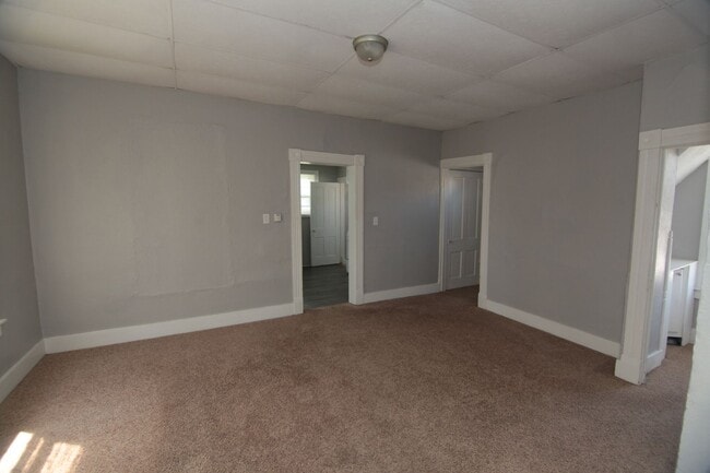 Building Photo - 2 bed 1 bath Moline house!