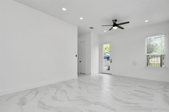 Building Photo - 849 Mansfield St