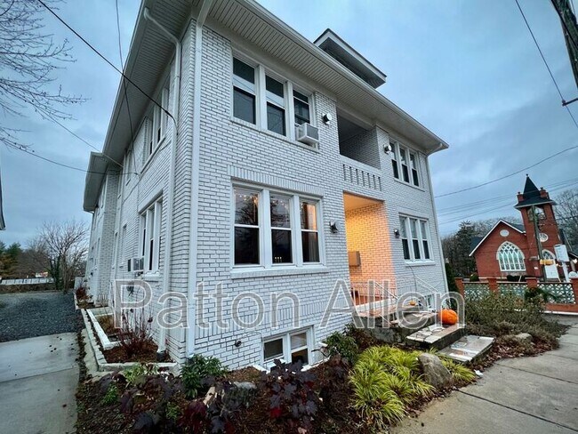 Building Photo - 205 Hillside St