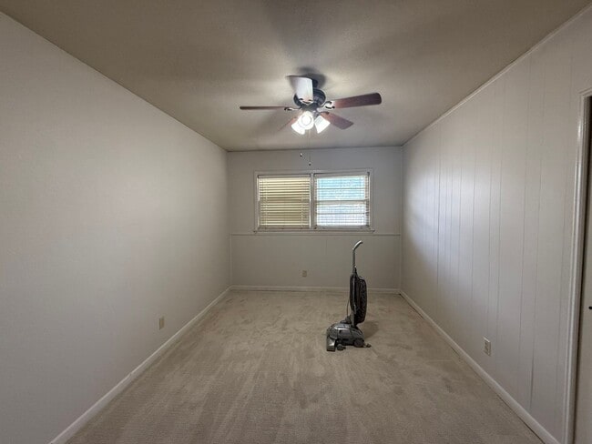 Building Photo - Available now - move-in special