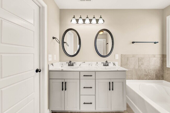 Building Photo - Close to Fort Campbell and MOVE IN READY!