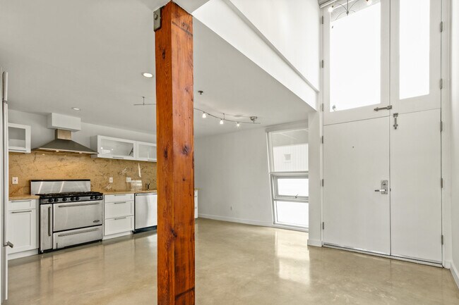 Building Photo - 615 Hampton Dr