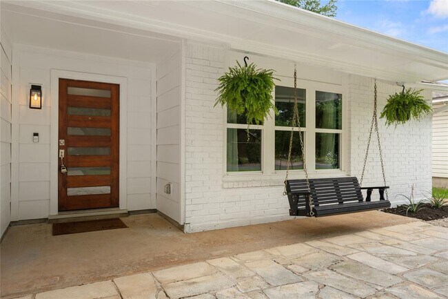 Building Photo - 4902 Pelham Dr