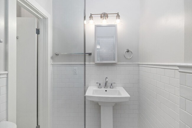 Building Photo - Great Hillcrest Studio