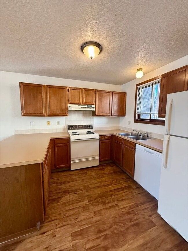 Building Photo - Cozy 2 Bed/1 Bath Apartment in North Loveland. New Wood Floors!