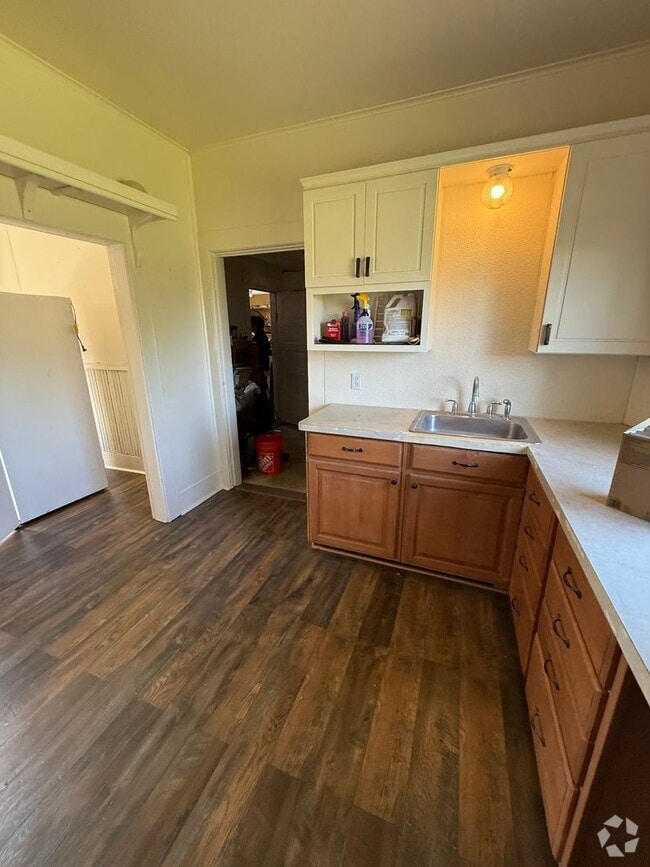 Building Photo - 3bd 1 1/2 ba