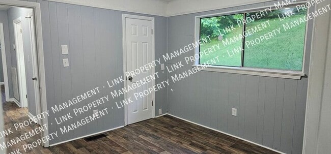 Building Photo - Fresh Painted 3 BR 1.5 BA in Red Bank for ...