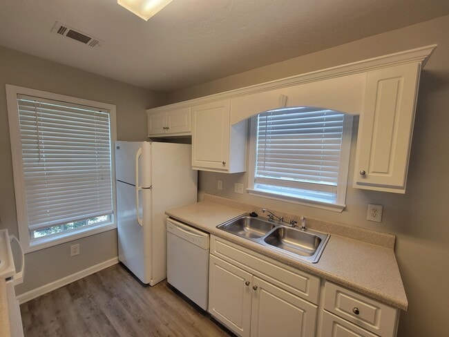 Building Photo - 1234 Longpoint Dr