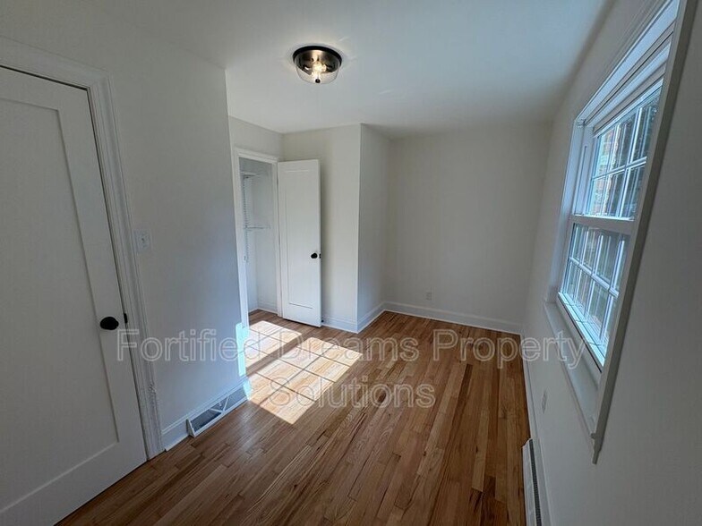 Building Photo - 4738 Eastwin Dr