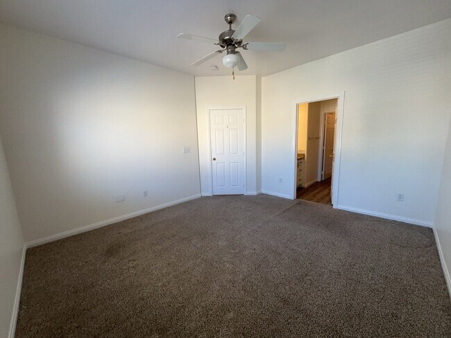Building Photo - Spacious 3-Bed / 2.5 Bath Oasis: Modern Living in the Heart of Las Vegas!