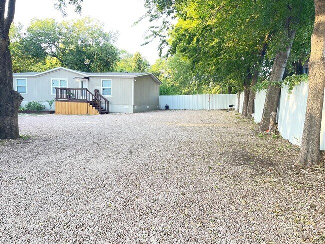 Building Photo - 1430 W Howard Ln