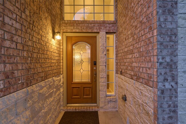 Building Photo - 12515 Lakeshore Dr