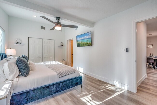 Building Photo - 834 SW 14th Ct