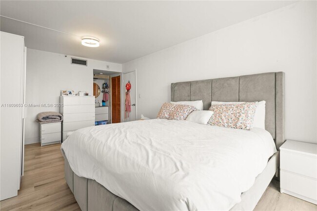 Building Photo - 2457 Collins Ave