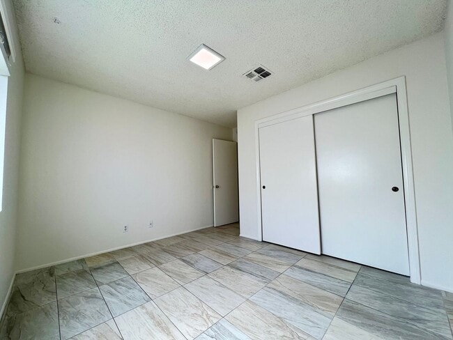 Building Photo - AVAILBLE NOW !!  3-bedroom 2 bath Duplex i...