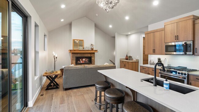 Building Photo - 205 Stoner Loop